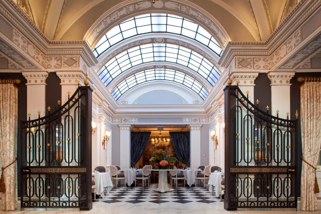 华盛顿杰佛逊酒店的客房设有桌椅和大窗户。
