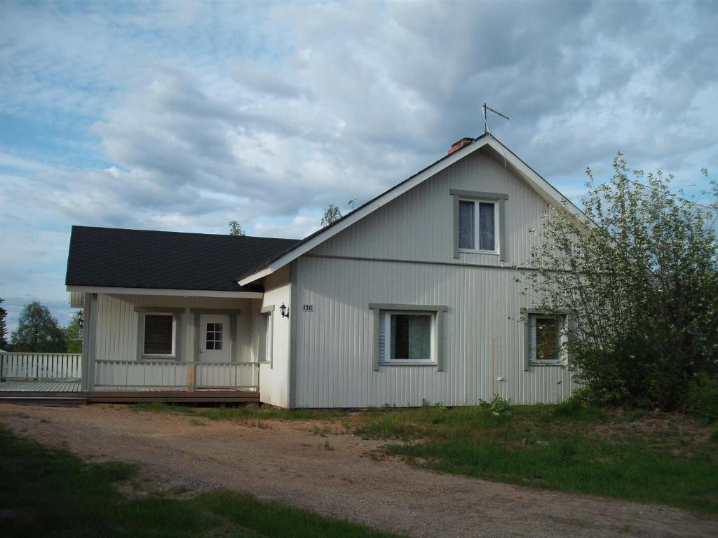 LemmenjokiAhkula House的黑色屋顶的白色房子