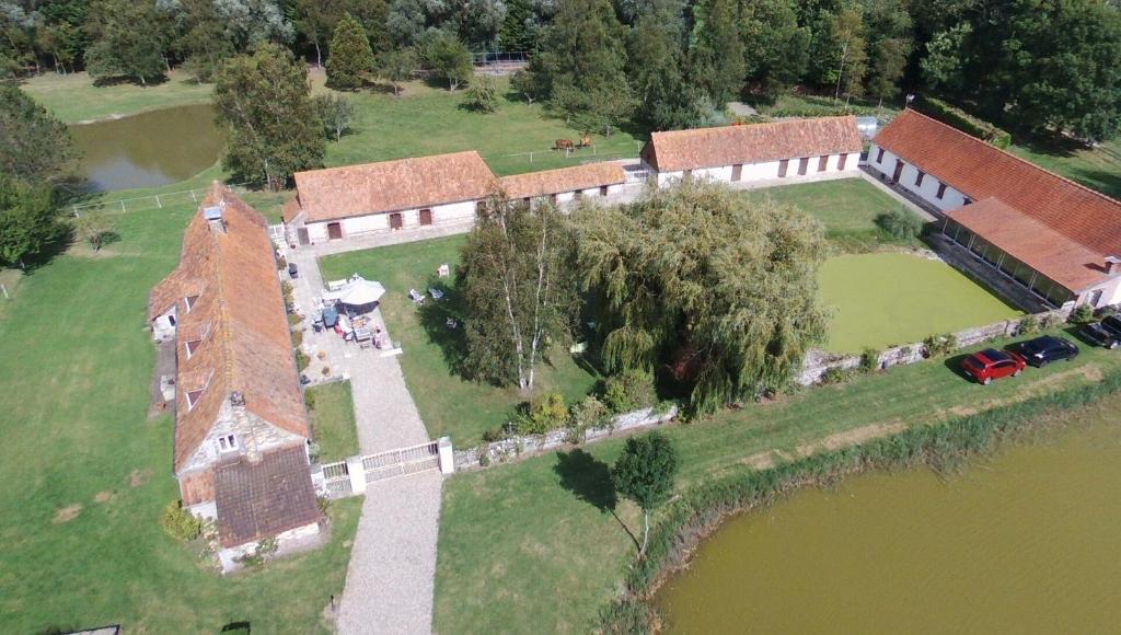 圣康坦昂图尔蒙Les Portes des Froises的享有湖景的古老房屋的空中景致