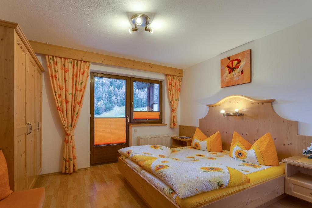索尔登贝特霍尔德公寓的一间卧室设有一张床和一个窗口