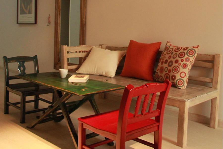 布宜诺斯艾利斯米莉诺公寓酒店的客厅配有沙发和桌椅