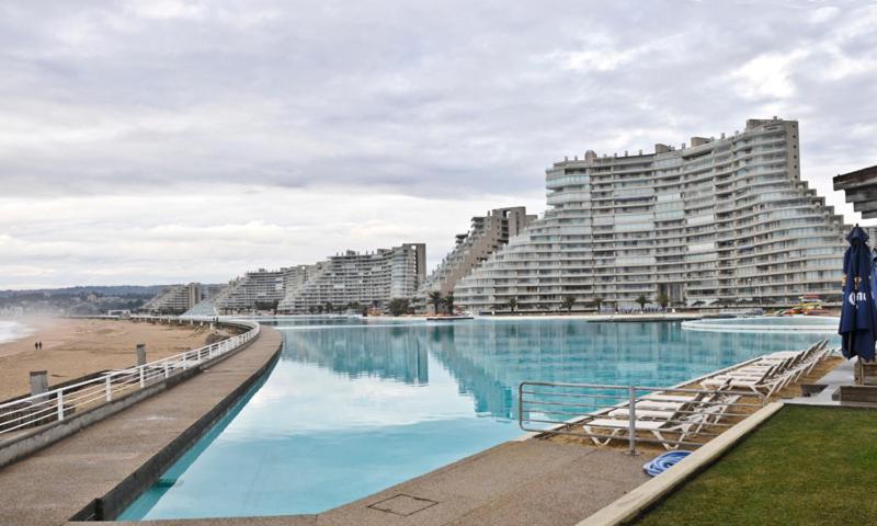 阿尔加罗沃Sn Alfonso del Mar Edif.Goleta的大型游泳池毗邻拥有大型建筑的海滩