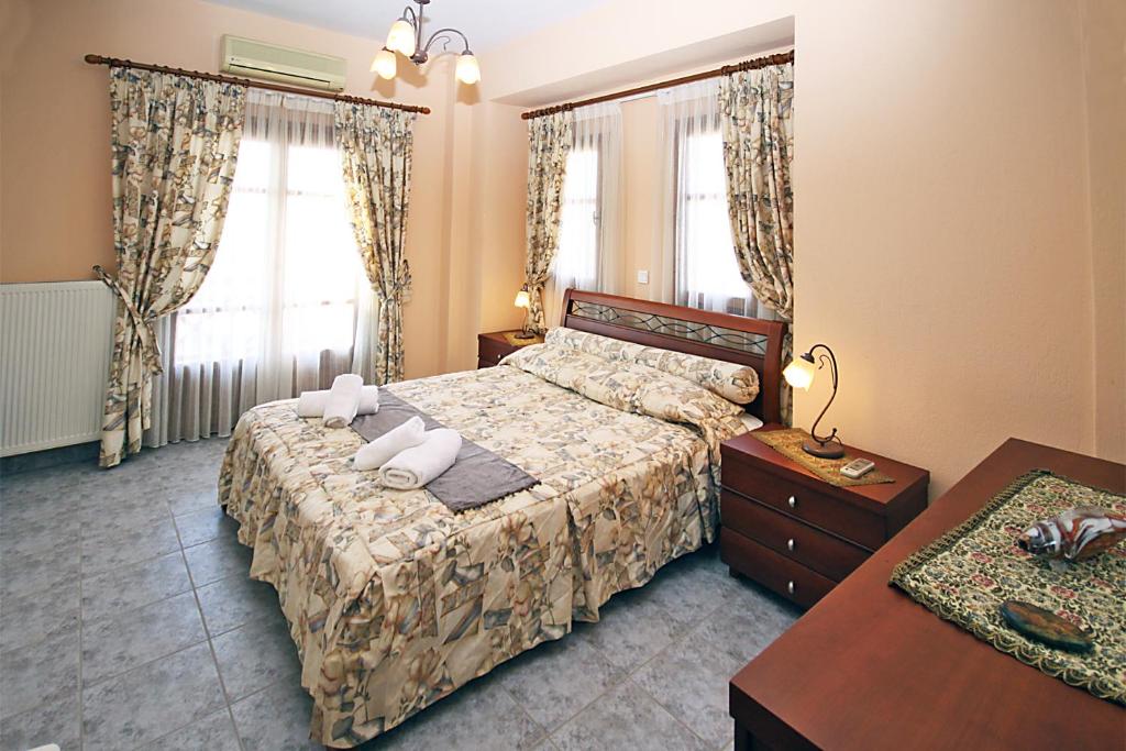 尼基季Villa Rose的一间卧室配有一张床,上面有两条毛巾