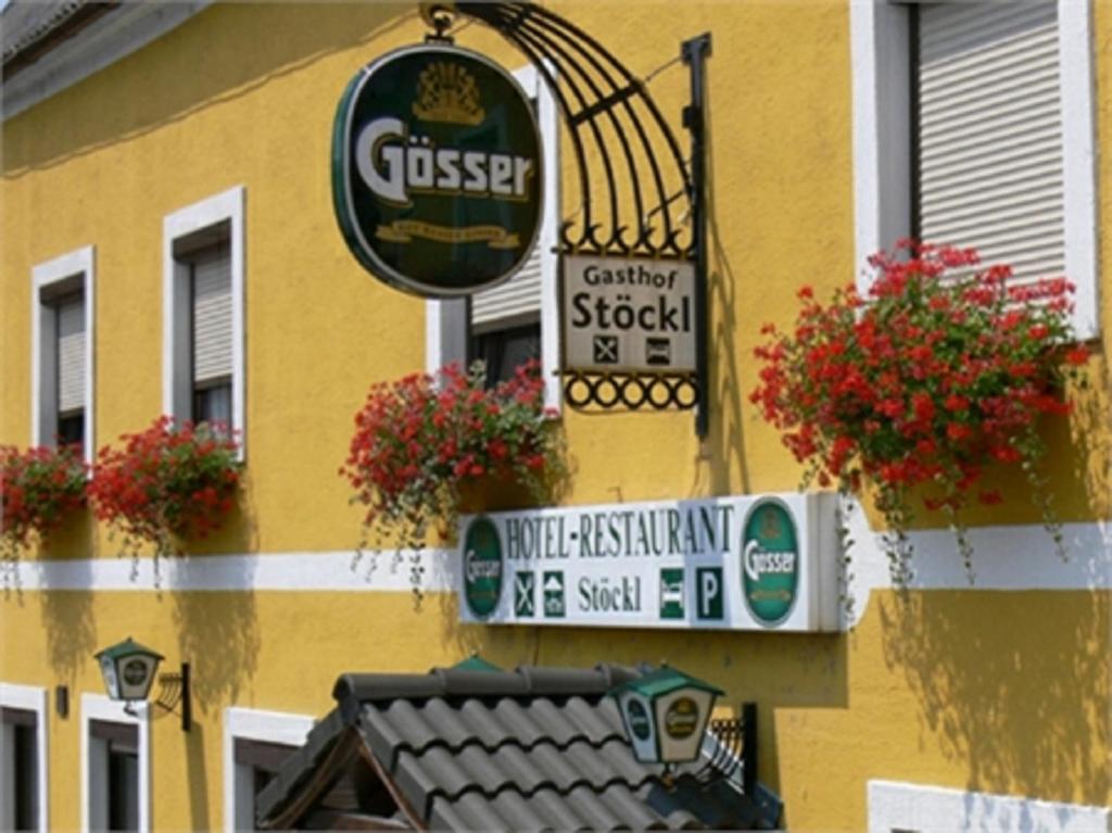Deutsch Altenburg施特克尔餐厅酒店的建筑物一侧的一组标志