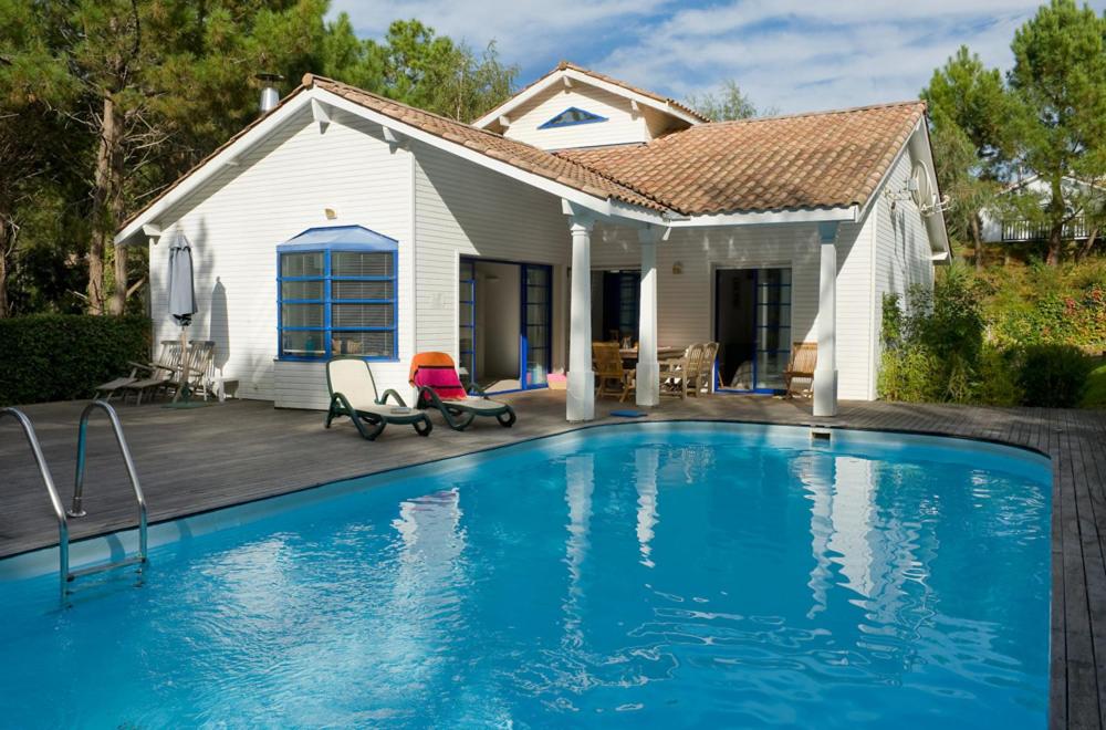 莫列马阿Madame Vacances Villas Club Royal Aquitaine的房屋前有游泳池的房子