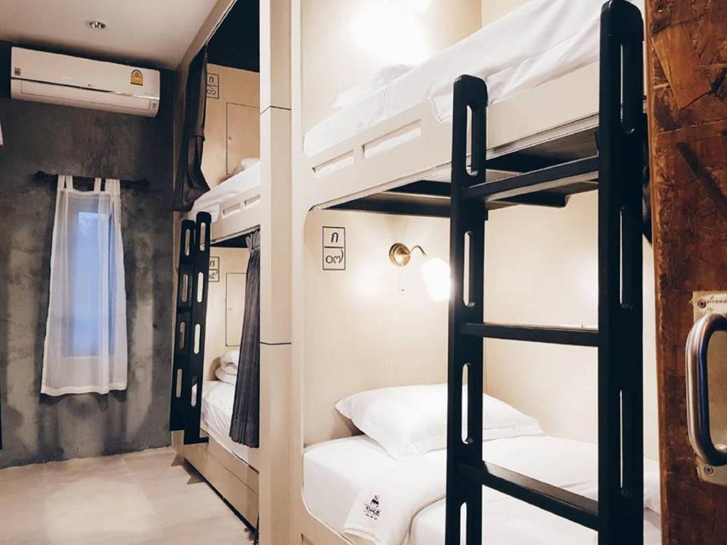 华欣华欣罗后106旅舍的旅馆内带两张双层床的客房