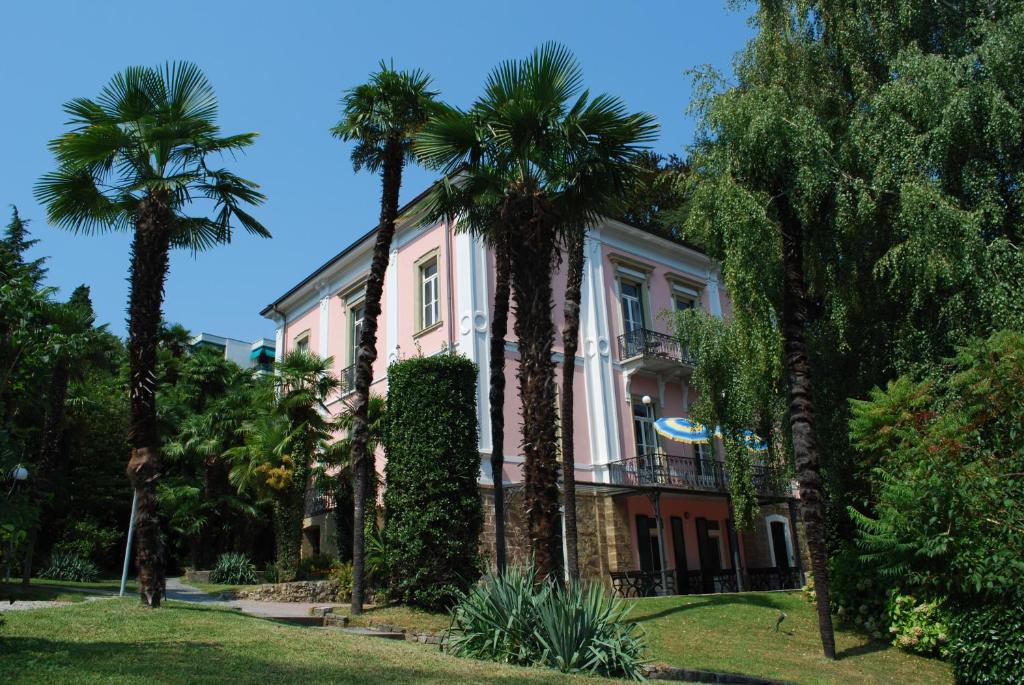 卢加诺蒙塔里那酒店的一座棕榈树建筑
