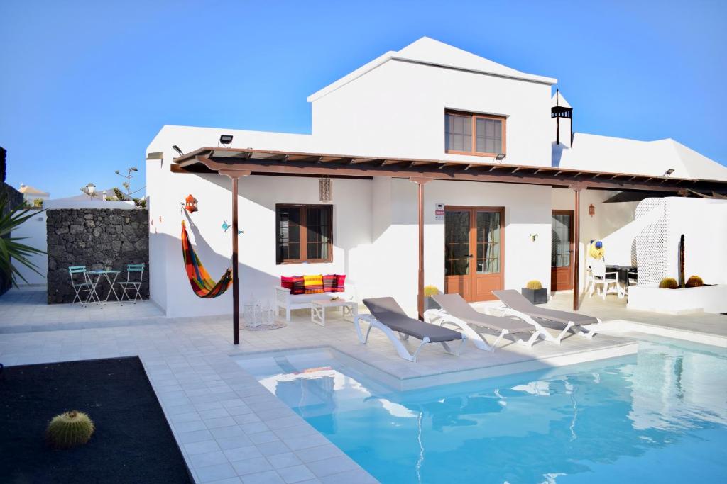 普拉亚布兰卡Eslanzarote Villa Kalima的一座带游泳池和房子的别墅