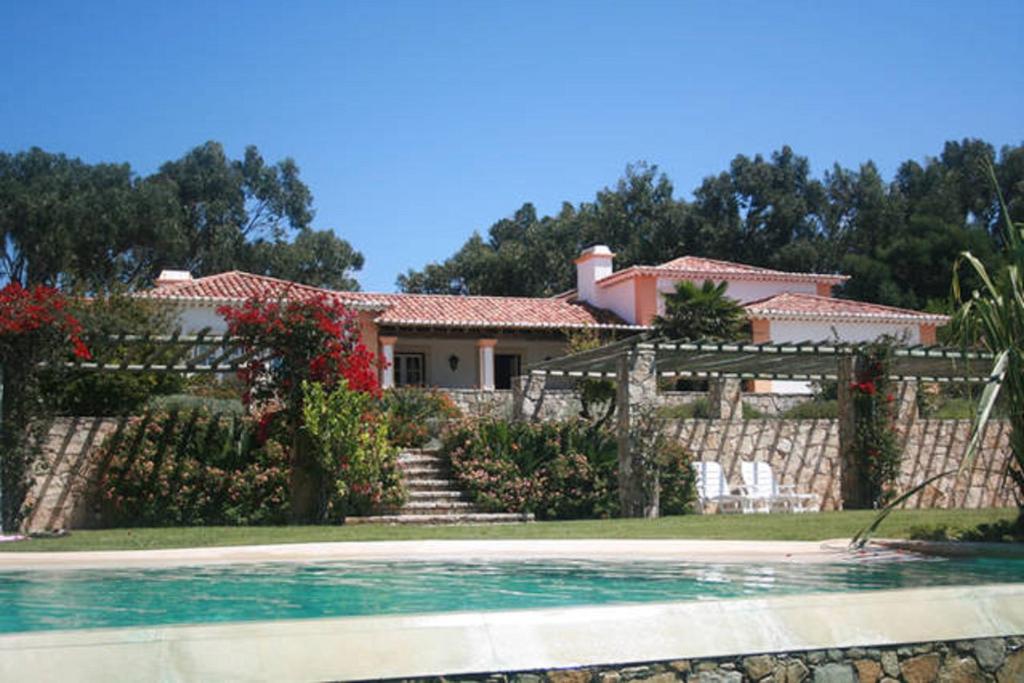 阿尔卡彼得克Villa Malveira的一座房子前面设有游泳池