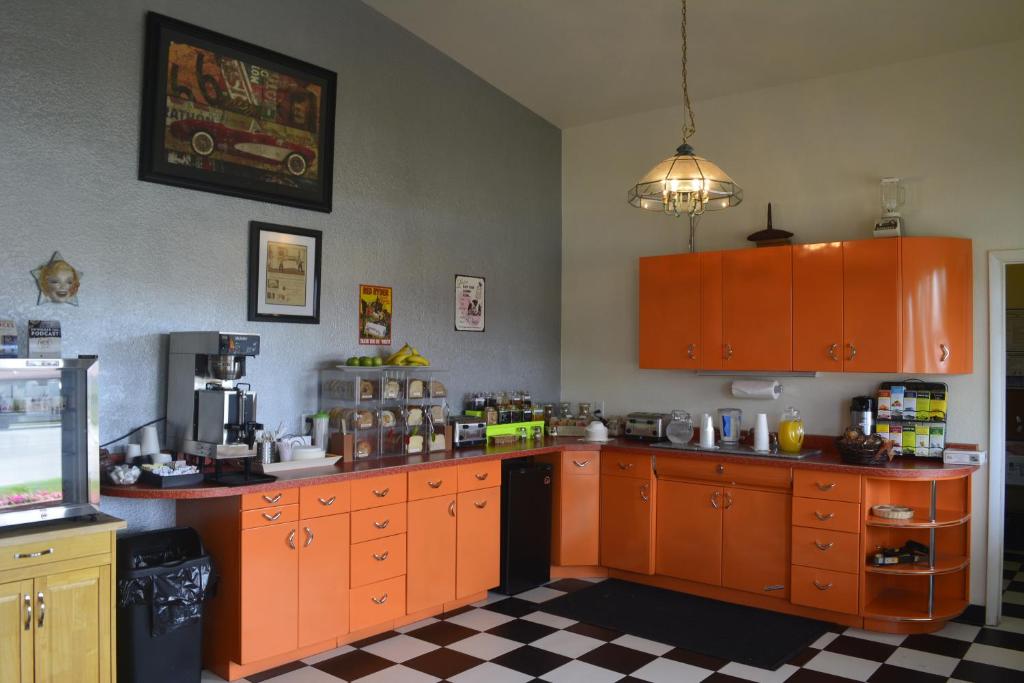 科尔特斯梅萨维德复古汽车旅馆的厨房配有橙色橱柜和 ⁇ 格地板