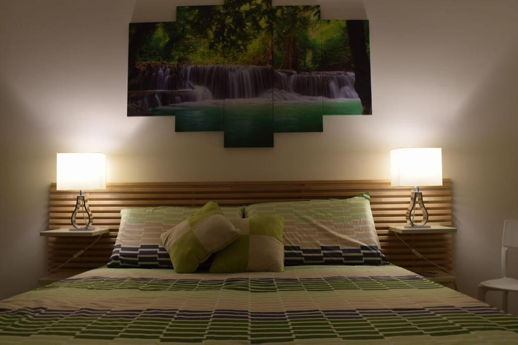 塞拉尔朱斯suite the natural color的一间卧室配有一张带两盏灯的床。