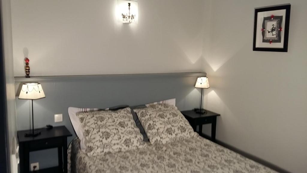 楠蒂阿南蒂阿之家穆布雷斯因-朱拉一室公寓的一间卧室配有一张床和两张台灯。