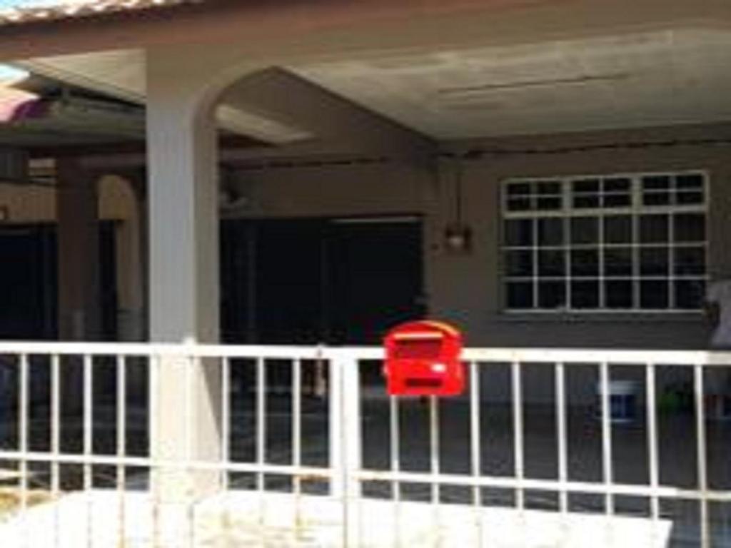 马六甲塔曼海岬西夏度假屋的房屋前的围栏上的红色邮箱
