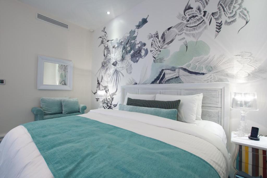 瓜纳华托1850 Hotel Boutique的一间卧室配有一张带绿色和白色床单的床。