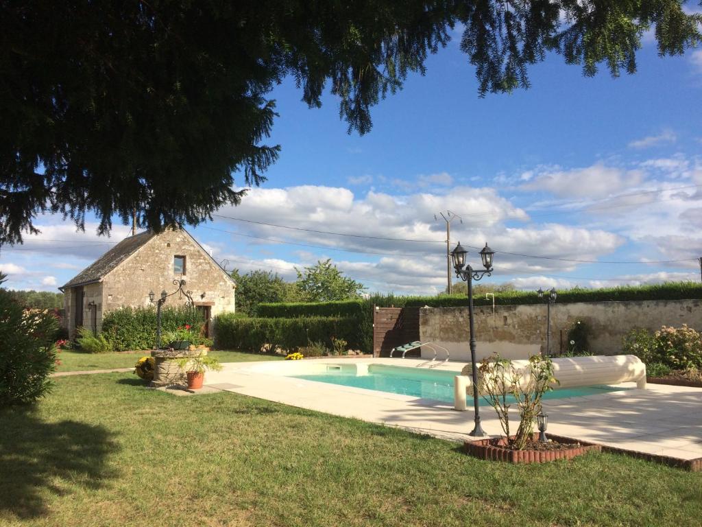 雷斯蒂涅La Récré的一座房子的院子内的游泳池