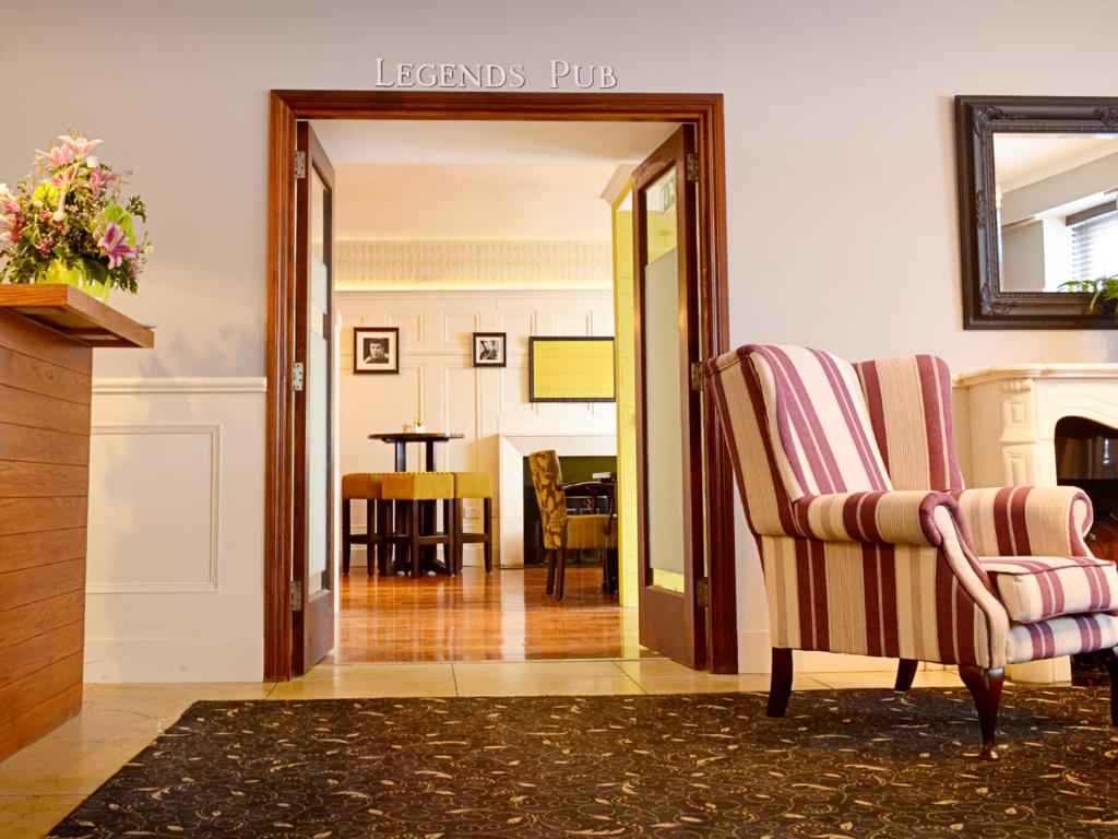 基尔特马Cill Aodain Court Hotel的客厅配有椅子和桌子