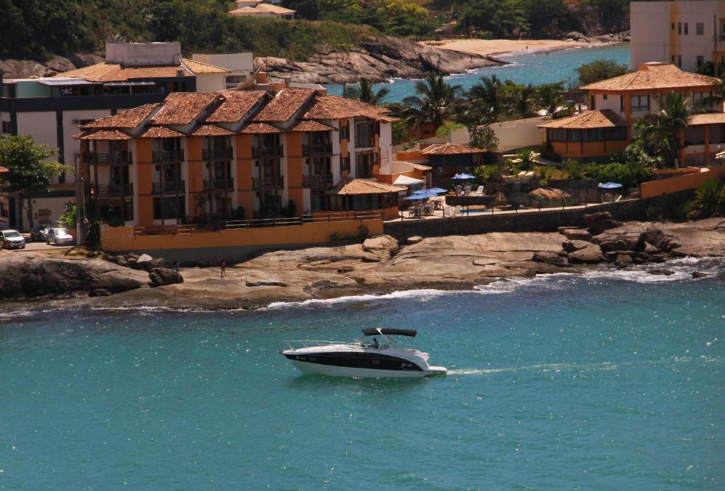 伊利利蓬塔尔罗查斯酒店的渡假村前的水中小船