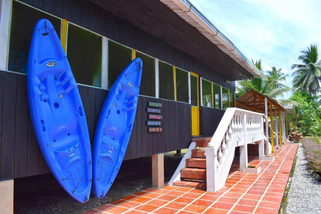 努基Hotel Nuquimar的两个蓝色冲浪板在大楼的一侧