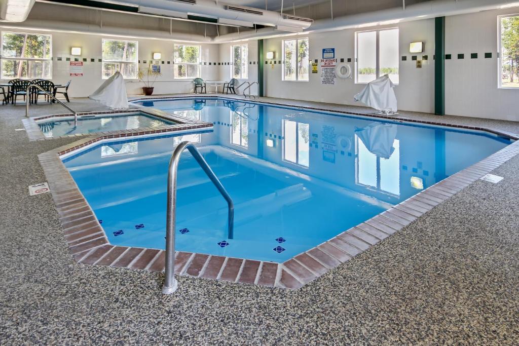 西黄石黄石西门酒店的蓝色海水大型游泳池