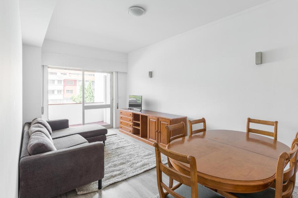 波尔图The Perfect Porto Apartment的客厅配有沙发和桌子