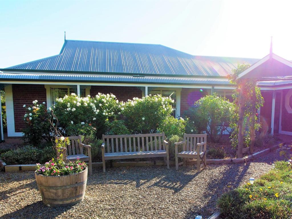 麦克拉伦谷蒂凡尼住宿加早餐旅馆的鲜花屋前的两长椅