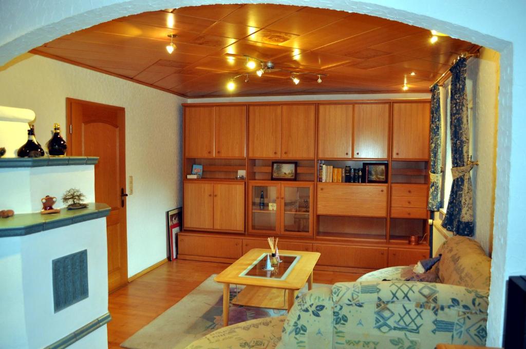 瓦门施泰纳赫Ferienhaus Müller的客厅配有沙发和桌子