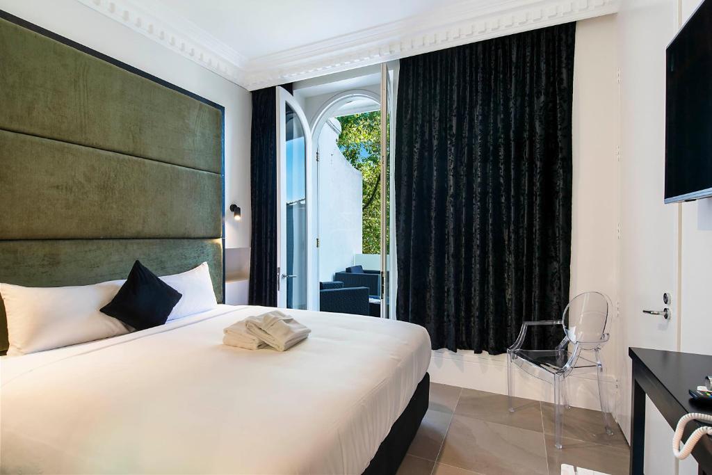 悉尼悉尼精品酒店的卧室设有一张白色大床和一扇窗户。