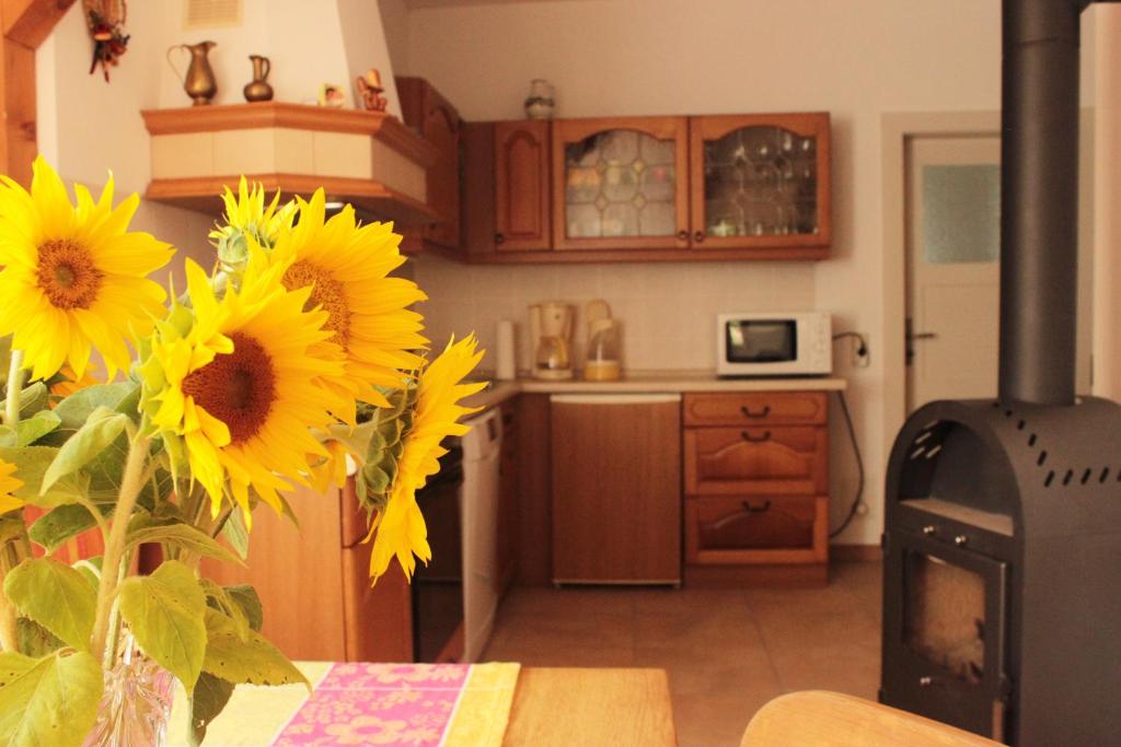 拉德博伊尔Ferienhaus Mühlberg的厨房配有带向日葵和炉灶的桌子