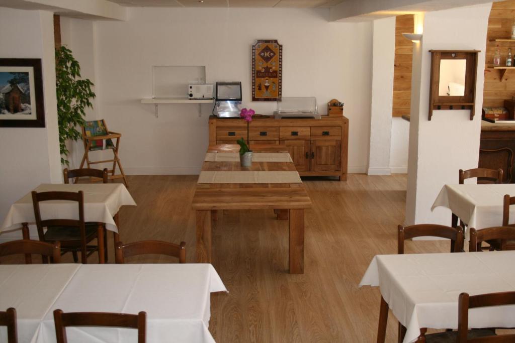 瓦尔堡Adonis Le Chastellan的一间带桌椅的用餐室和一间厨房