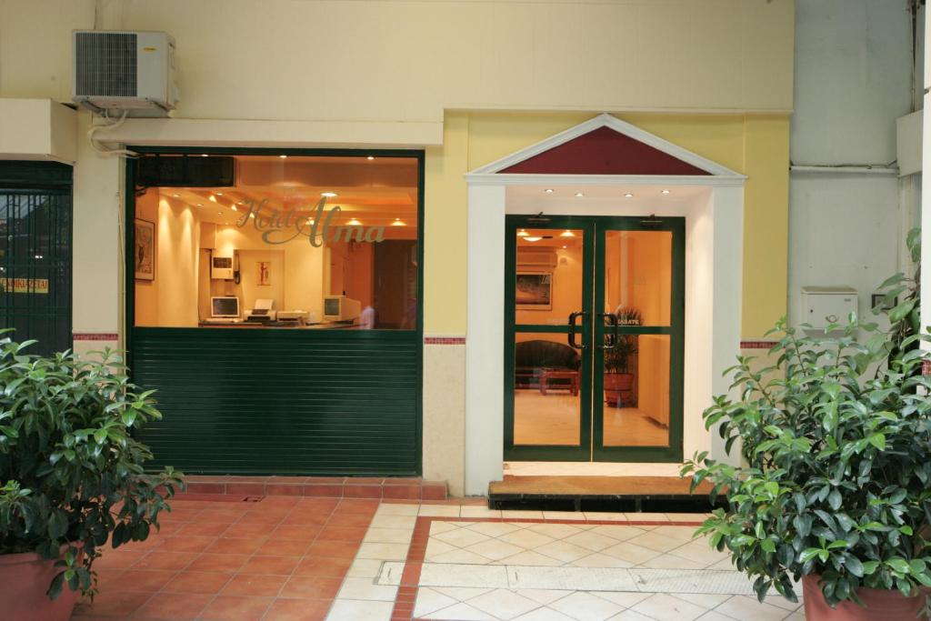 雅典阿尔玛酒店的绿色门的建筑物入口