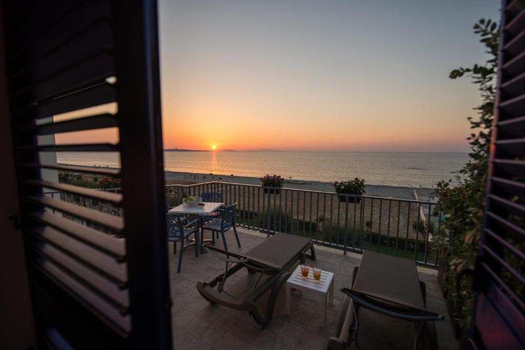 韦内蒂科Karma Resort的日落时分享有海洋美景的阳台