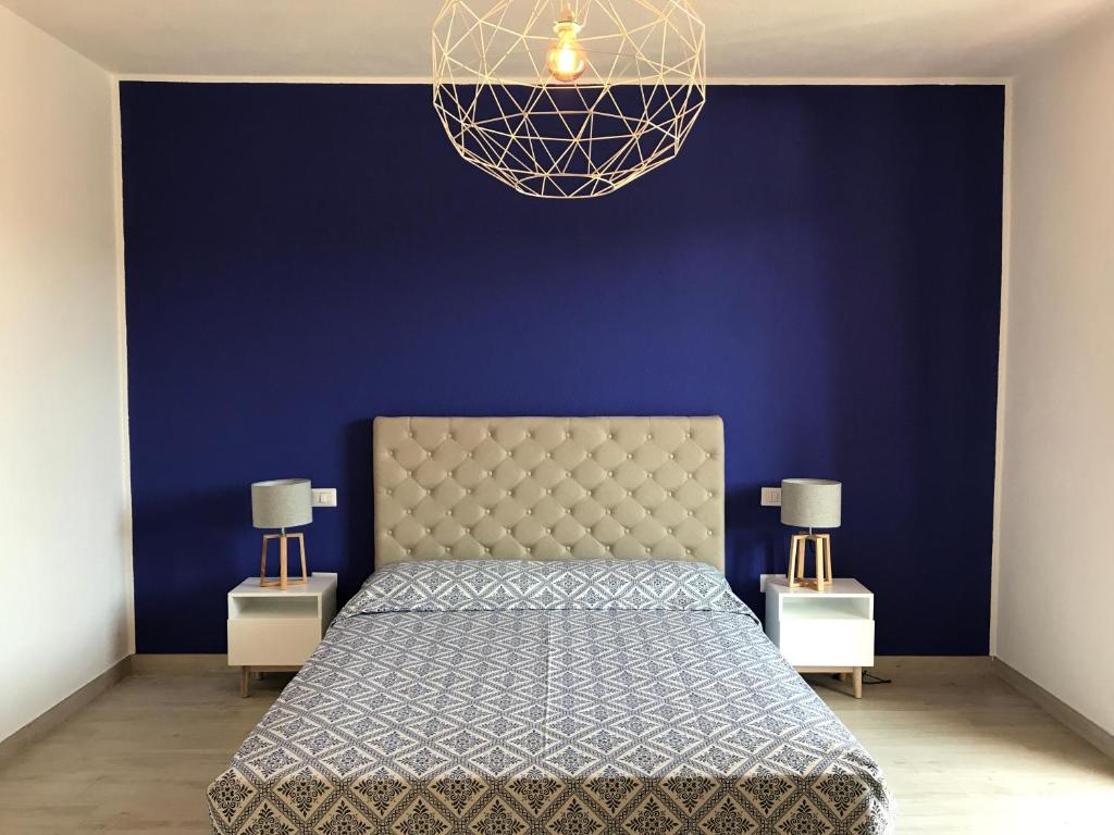 维拉西米乌斯Safran的蓝色的卧室,配有床和蓝色的墙壁