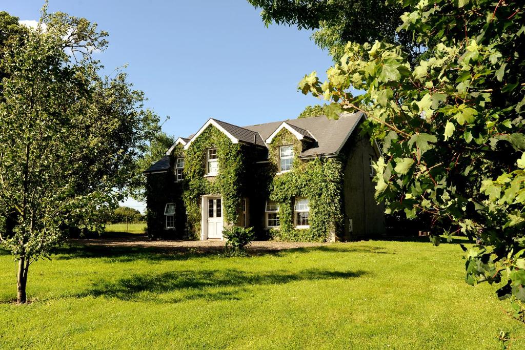 BellaghyHomeplace Retreat Bellaghy Top Rated Property for Families Min 2 nights的前面有草地庭院的大房子