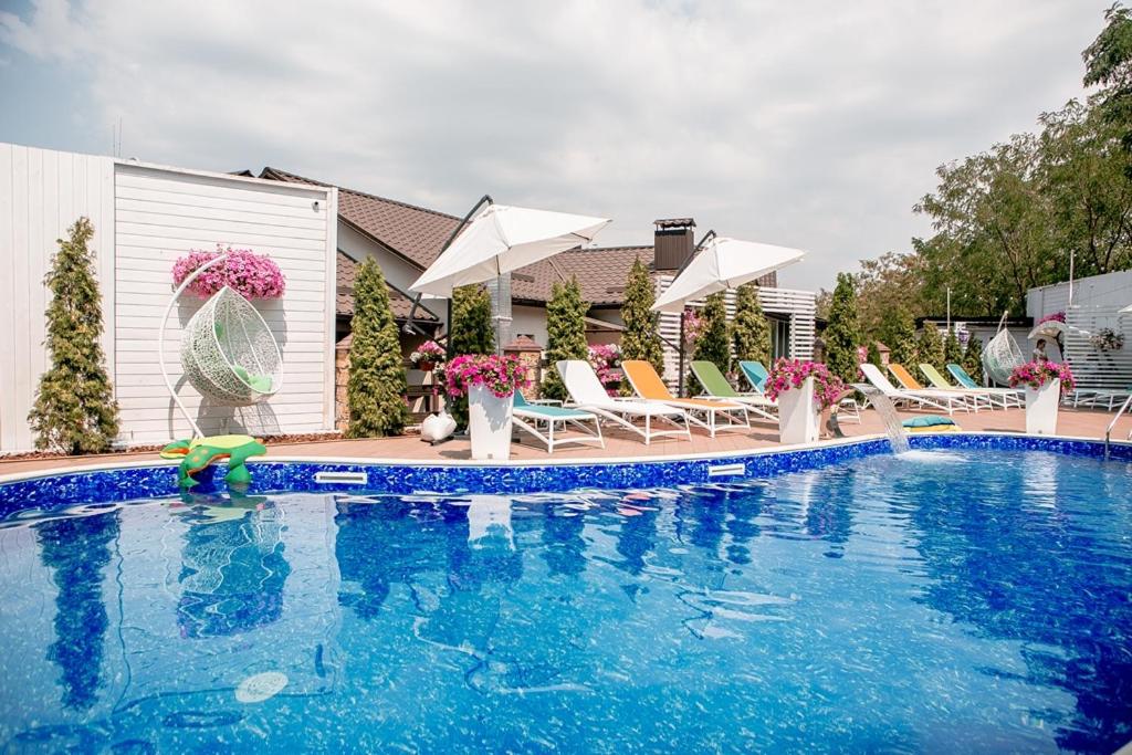 文尼察Hotel Complex Dacha的一个带椅子的大型游泳池