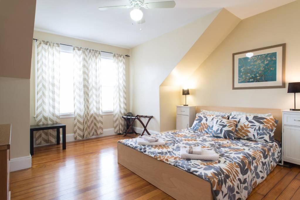 塞伦塞勒姆公寓的一间卧室配有一张大床,带 ⁇ 面板