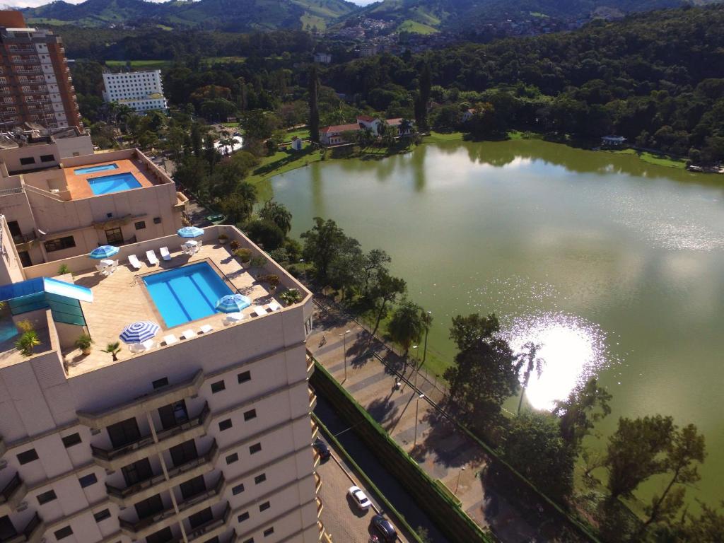 圣洛伦索布拉格中央酒店的享有大型湖泊的空中景致,设有一座建筑