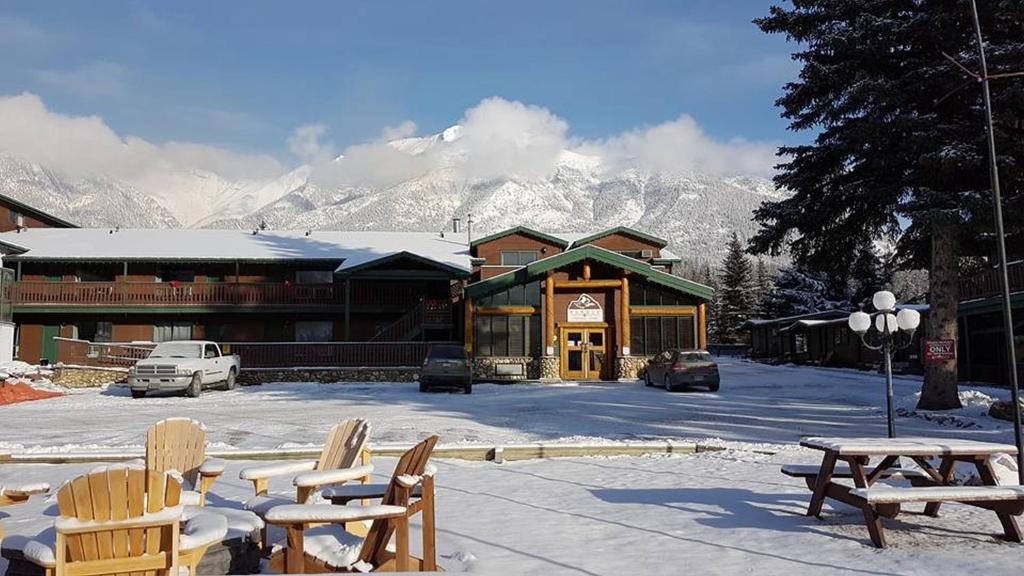 坎莫尔朗德尔山汽车旅馆的雪覆盖的山间小屋