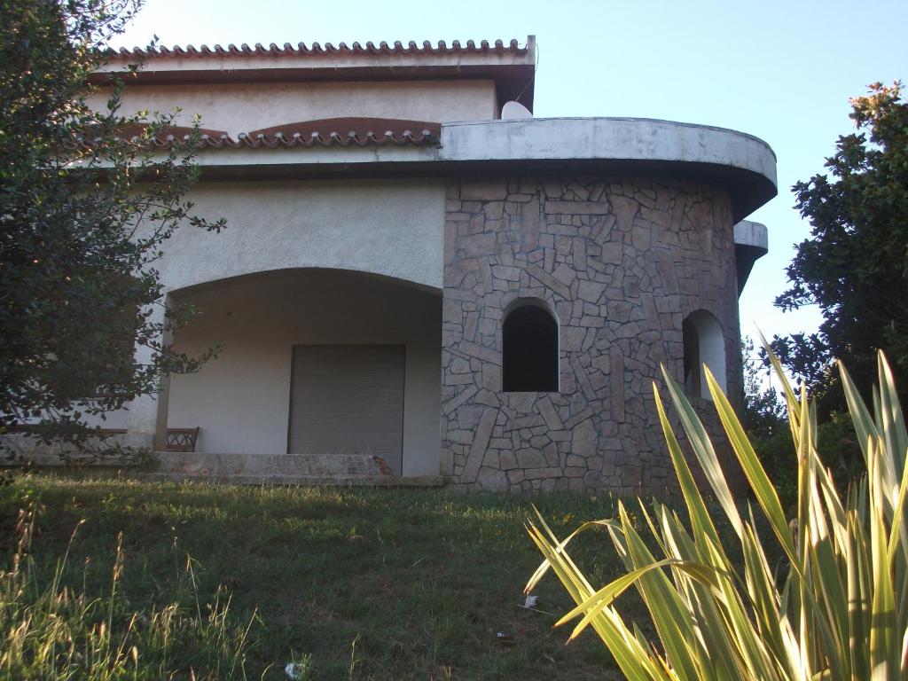 萨布罗萨Casa Deus的一座带车库的石头建筑