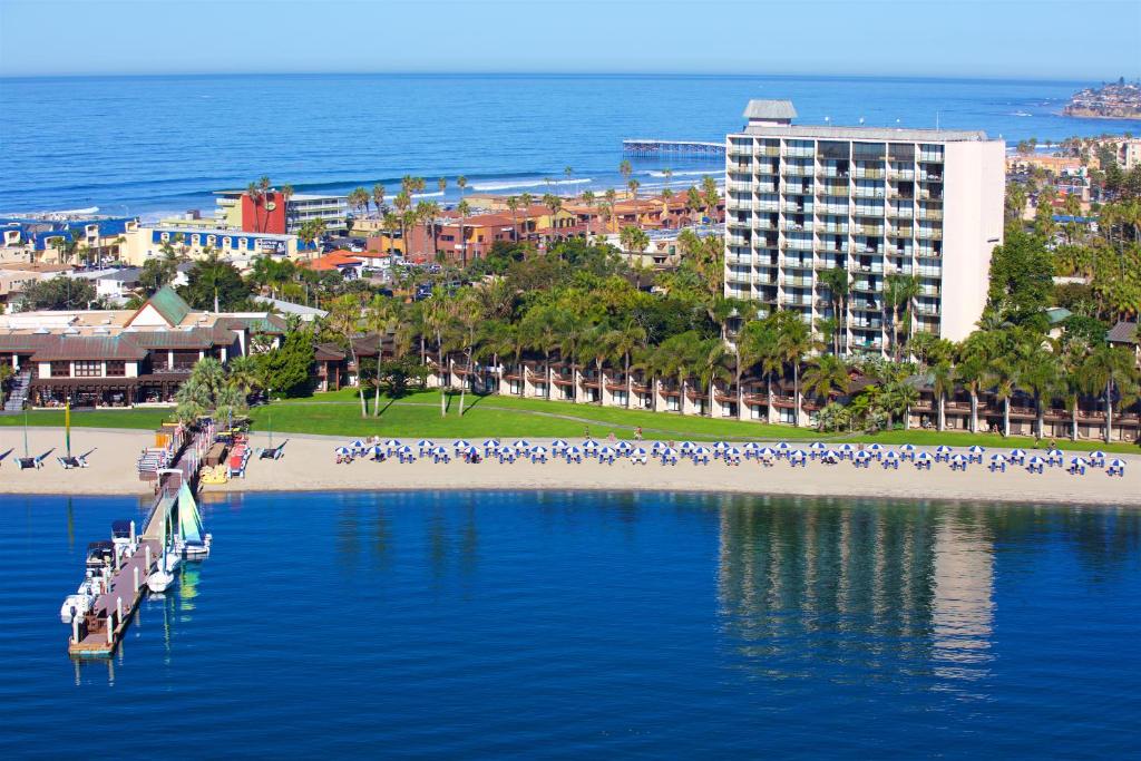 圣地亚哥卡塔马兰Spa度假酒店的享有海滩的空中景致,设有一座建筑和大海