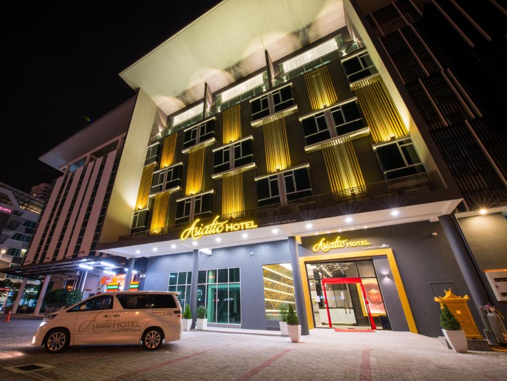 马六甲亚洲酒店的夜间停在大楼前的汽车