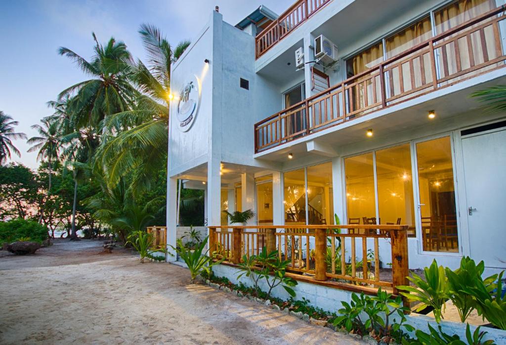 弗里德胡岛屿度假宾馆的一座带大窗户和阳台的建筑