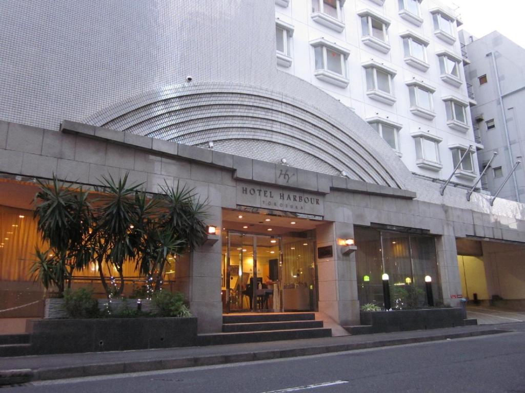 横须贺市横须贺港酒店的前面有酒店