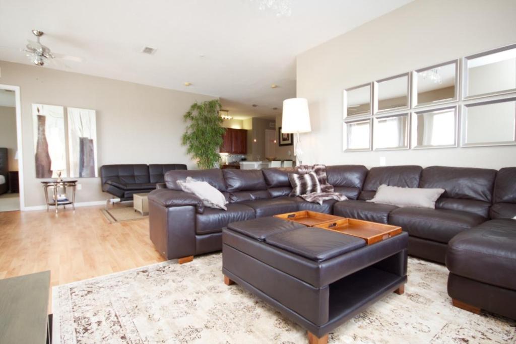 奥兰多Cayview Condo #231543的客厅配有真皮沙发和桌子