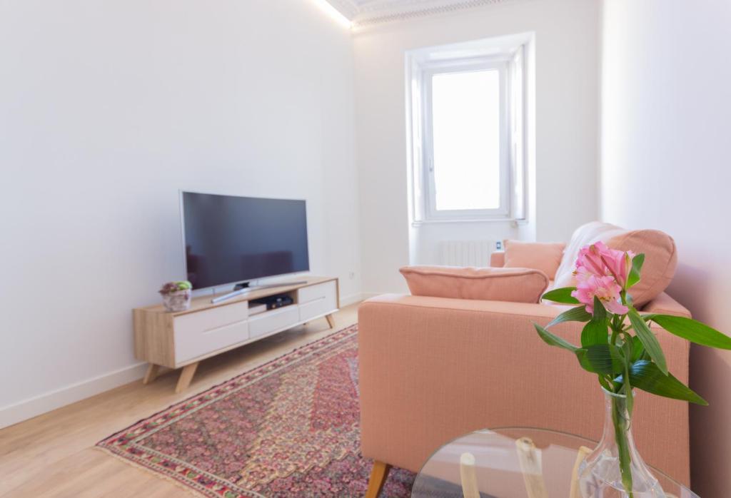毕尔巴鄂Mirador del Arriaga的带沙发和电视的客厅