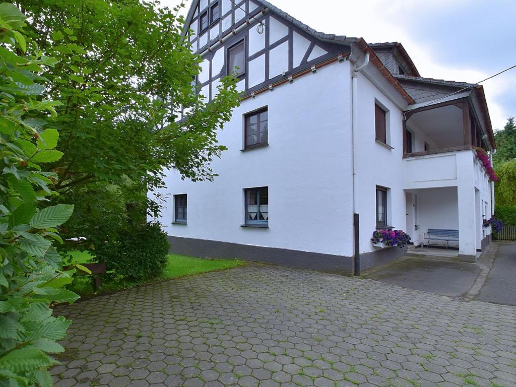 施马伦贝格Spacious Holiday Home in Menkhausen near Ski Area的白色的房子,有鹅卵石车道