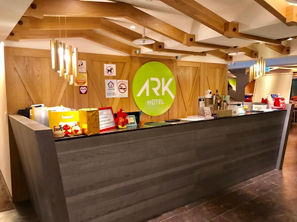 台北Ark Hotel - Changan Fuxing方舟商業股份有限公司的上面有kra标志的餐厅柜台