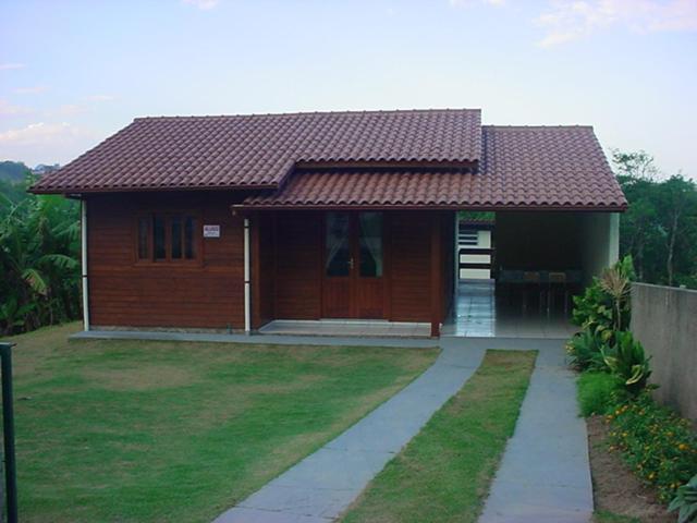 加罗帕巴Tranquilidade na Praia da Gamboa的一间棕色屋顶的小房子