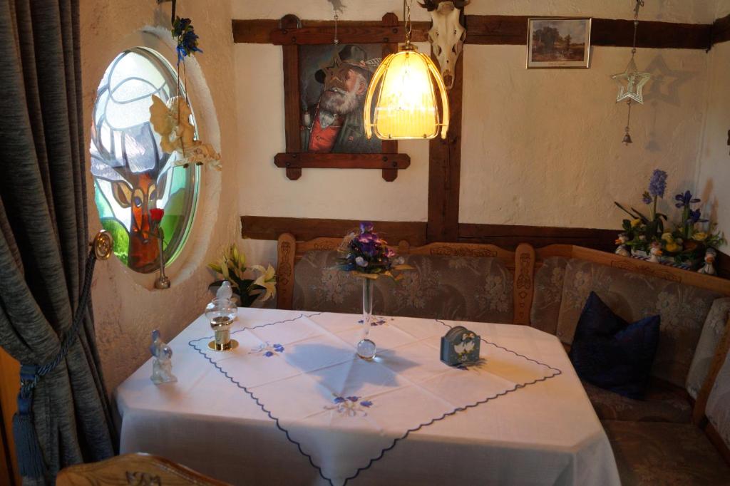圣安德里斯伯格加格怀特旅馆的一张桌子,上面有白色的桌布和镜子