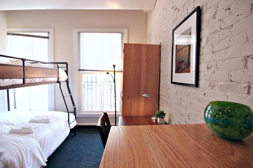 波士顿Temple Place Suites的一间卧室配有一张床和一张木桌