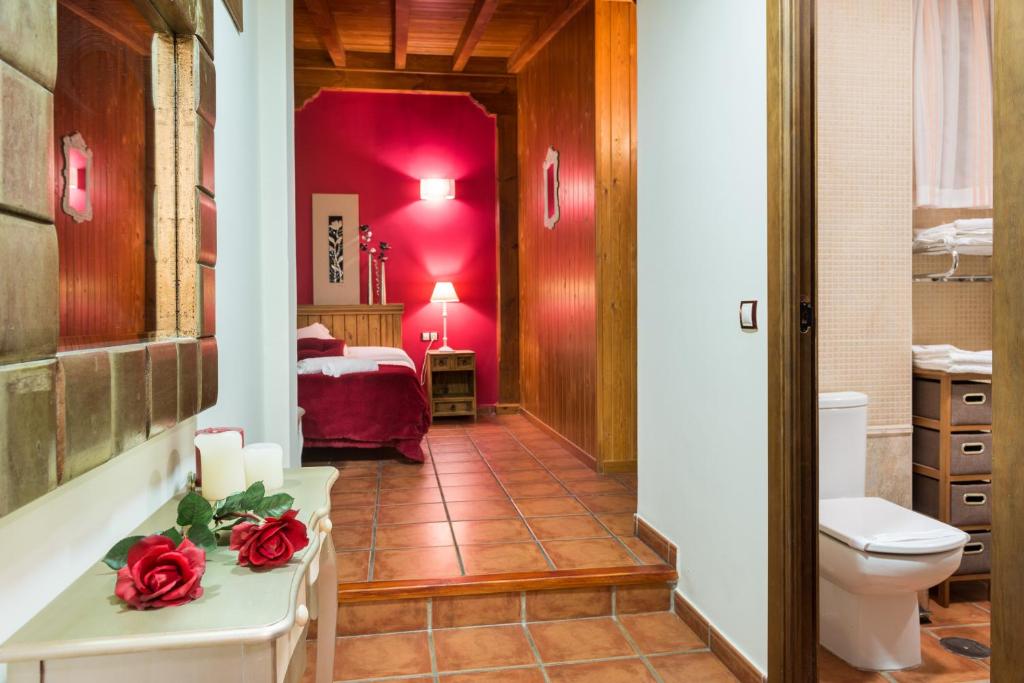 Matillas里居亚玛餐厅旅馆的一间带卫生间的浴室和一间带床的房间